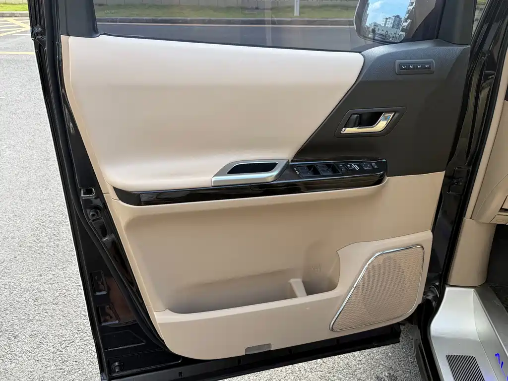 Toyota Alphard — миниатюра 9