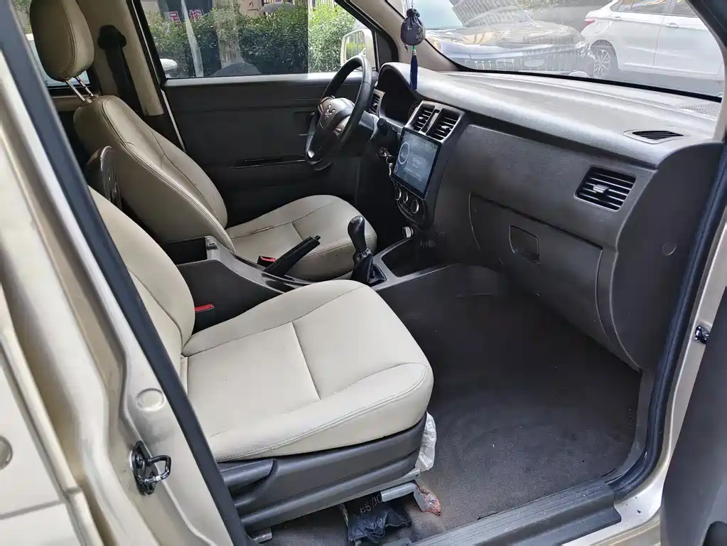 Wuling Rongguang V — миниатюра 6