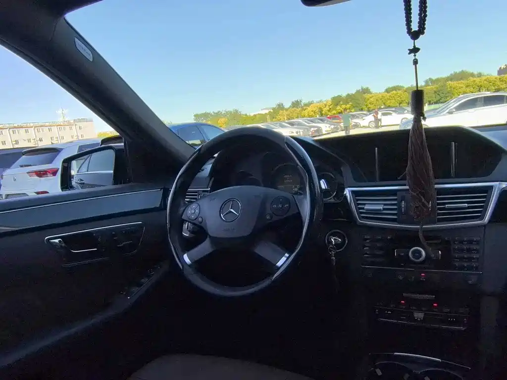 Mercedes-Benz E-Class — миниатюра 6