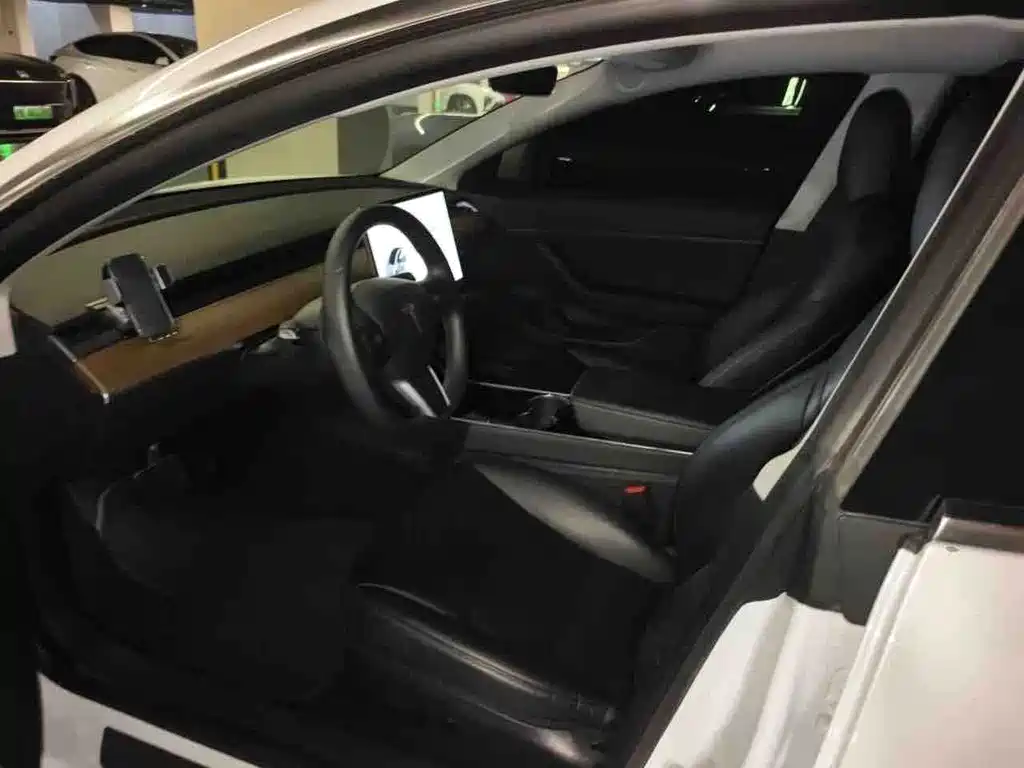 Tesla Model 3 — миниатюра 2