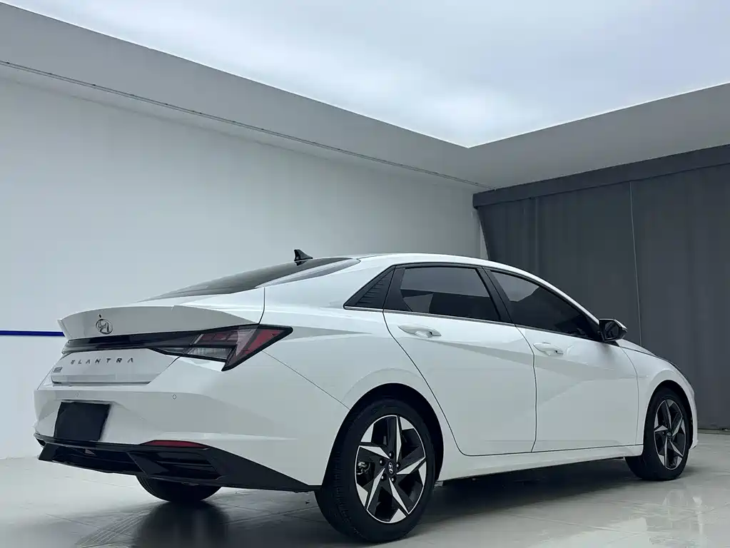 Hyundai Elantra 2022 1.5L CVT LUX Luxury