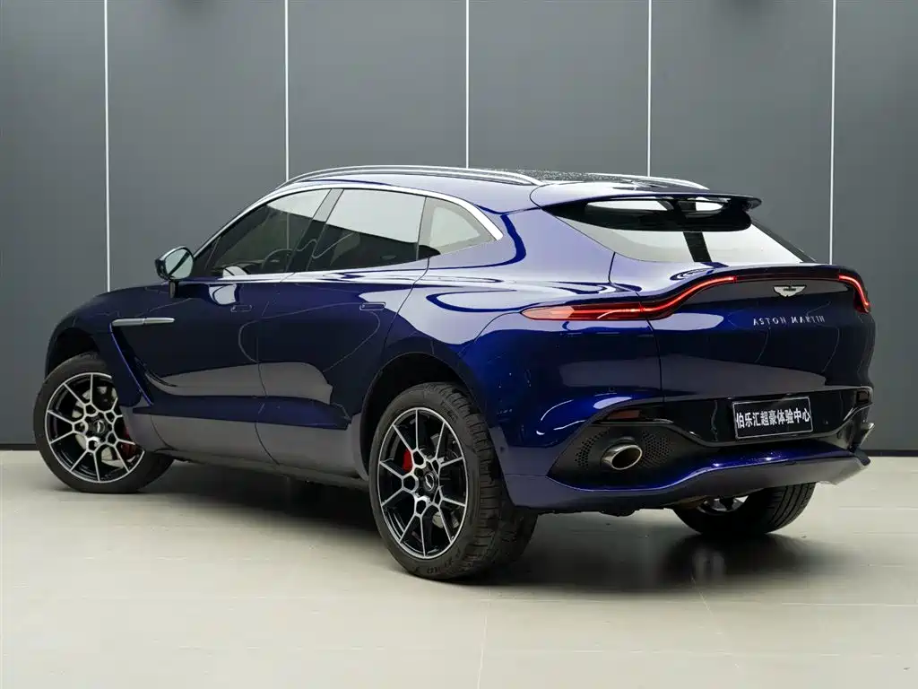 Aston Martin DBX 2023 3.0T STRAIGHT-SIX