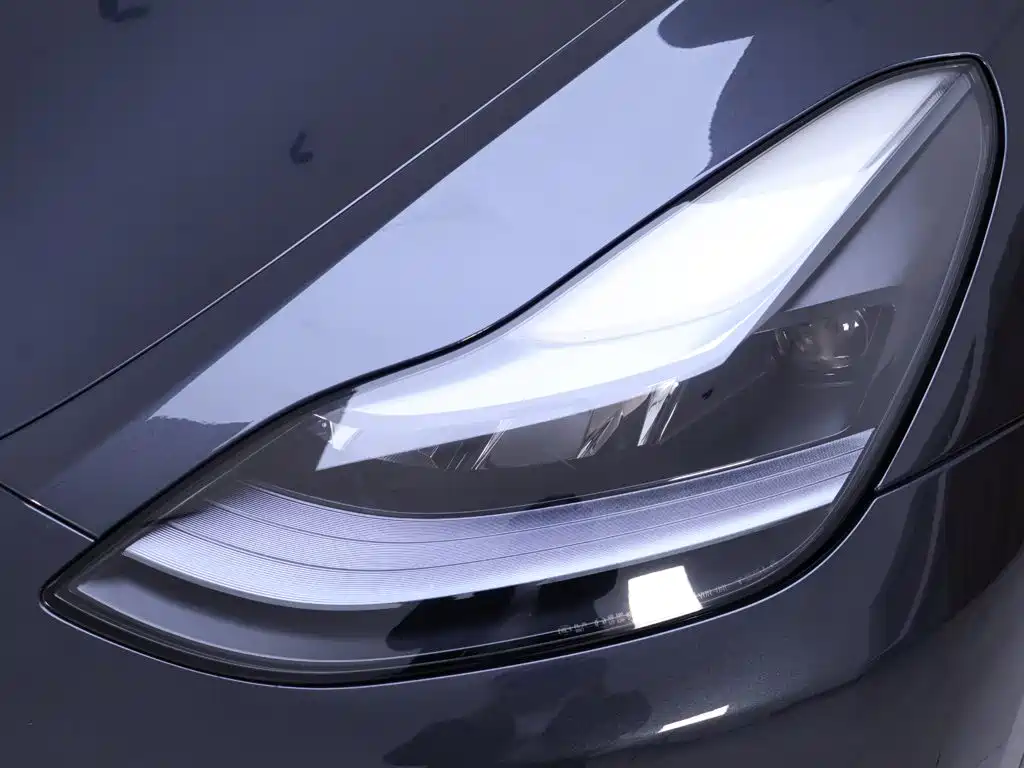 Tesla Model Y — миниатюра 4