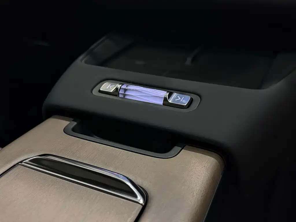 Volvo XC70 PHEV — миниатюра 9