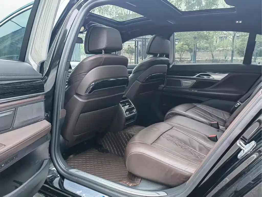 BMW 7 Series — миниатюра 7