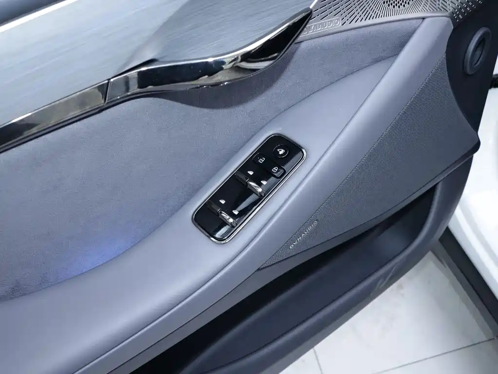 VOYAH LANTU CHASING LIGHT