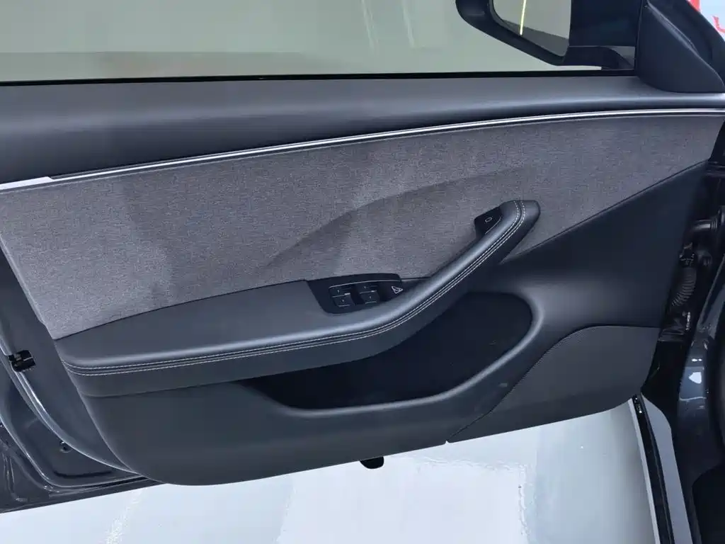 Tesla Model 3 — миниатюра 5