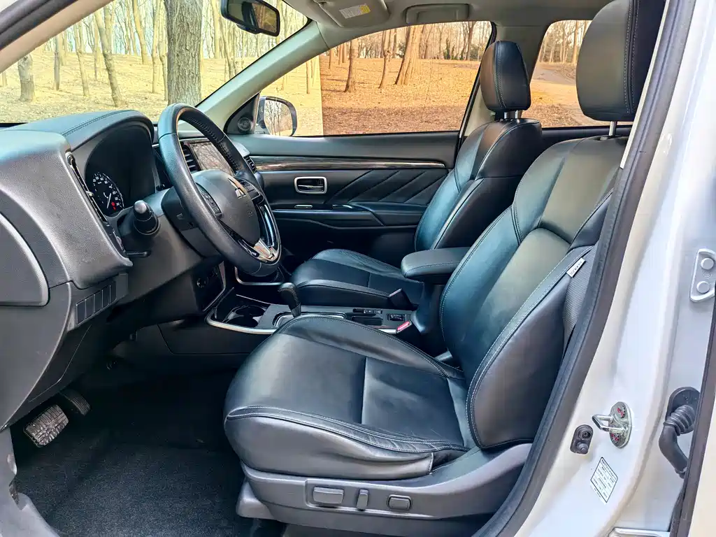 MITSUBISHI OUTLANDER