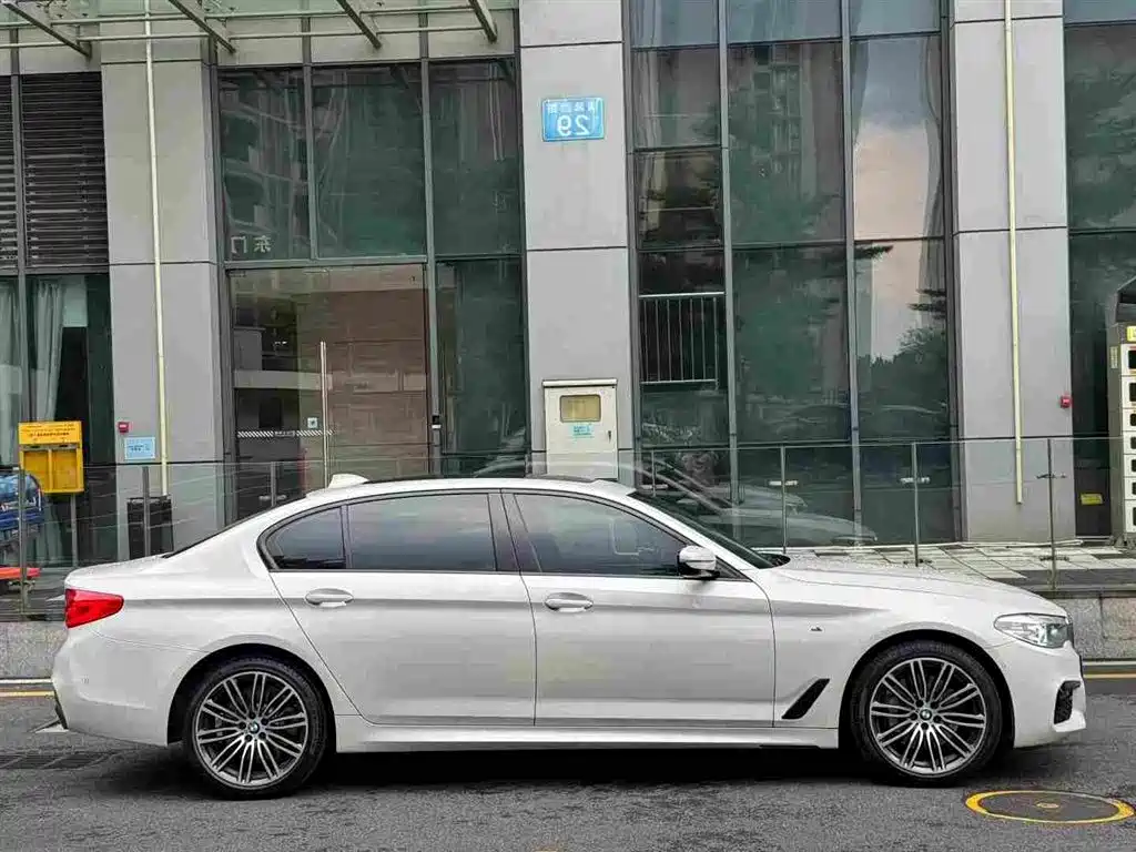 BMW 5 Series — миниатюра 4