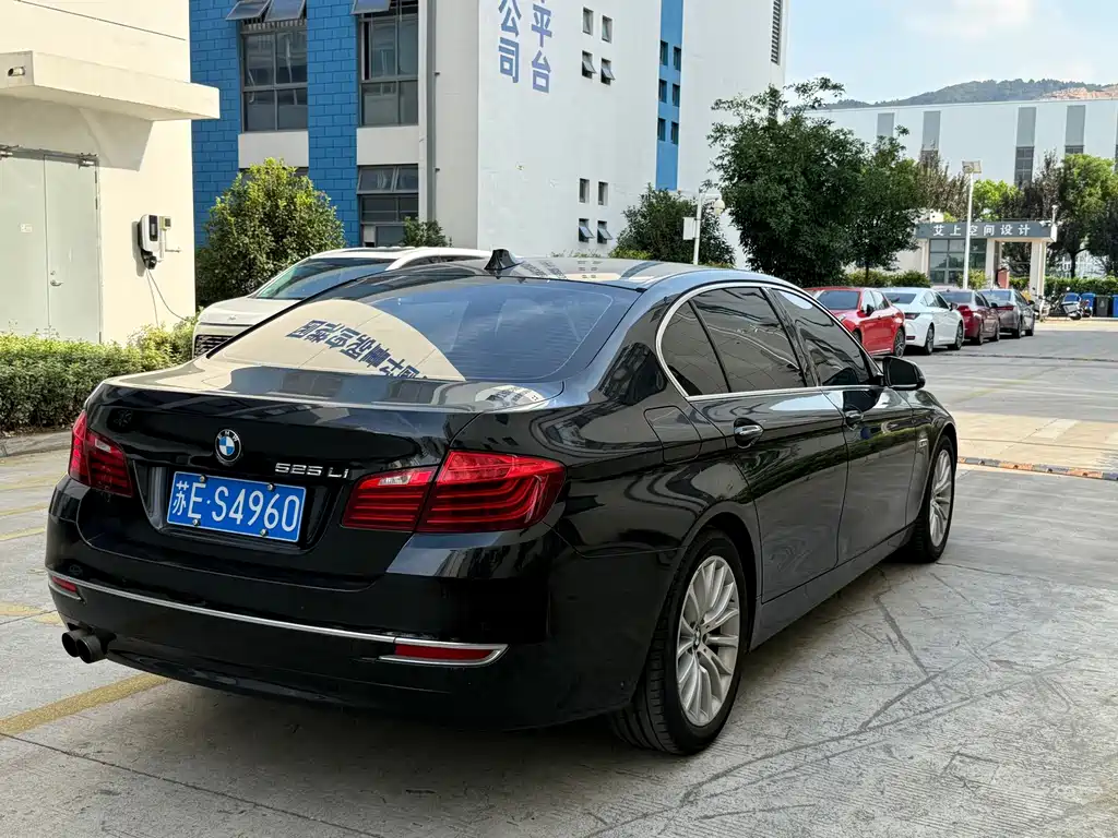 BMW 5 Series — миниатюра 8