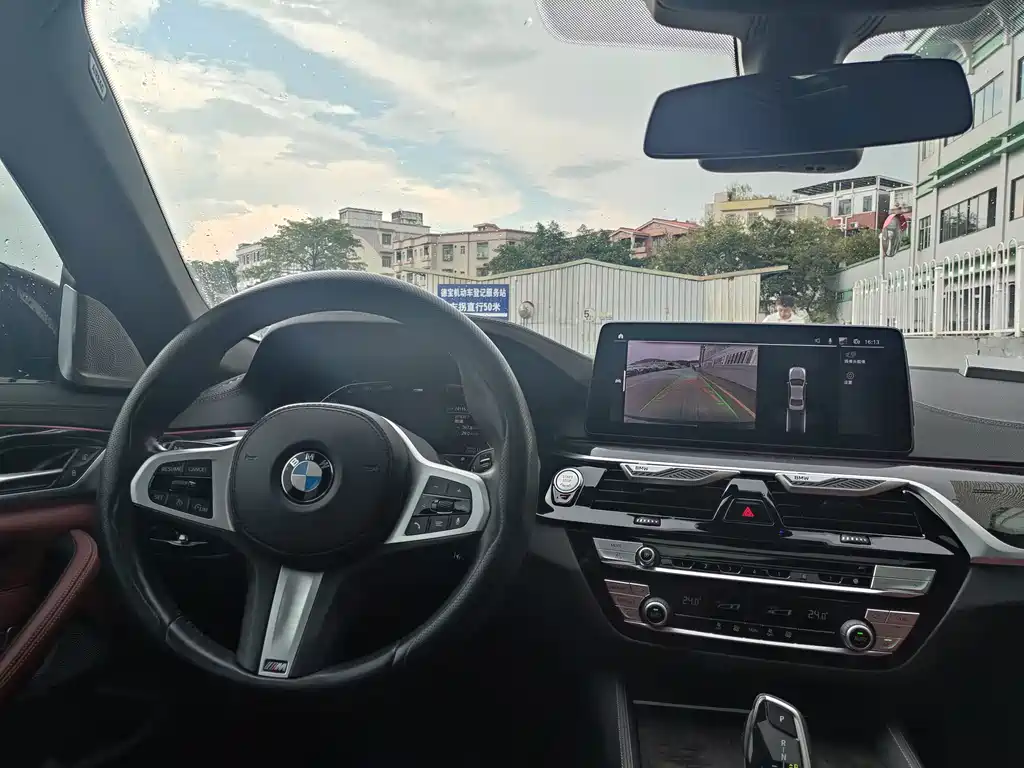 BMW 5 Series — миниатюра 11