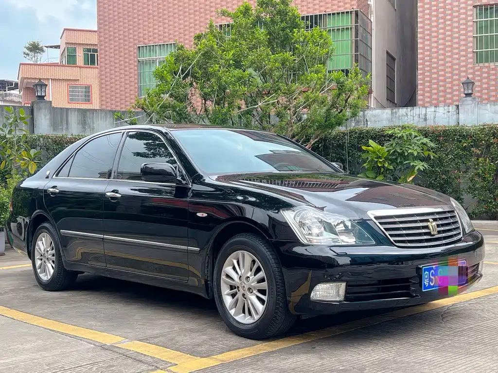 Toyota Crown — миниатюра 3