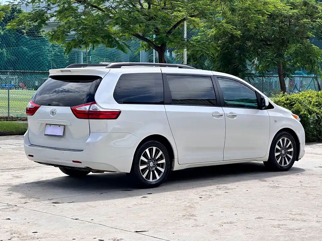 TOYOTA SIENNA