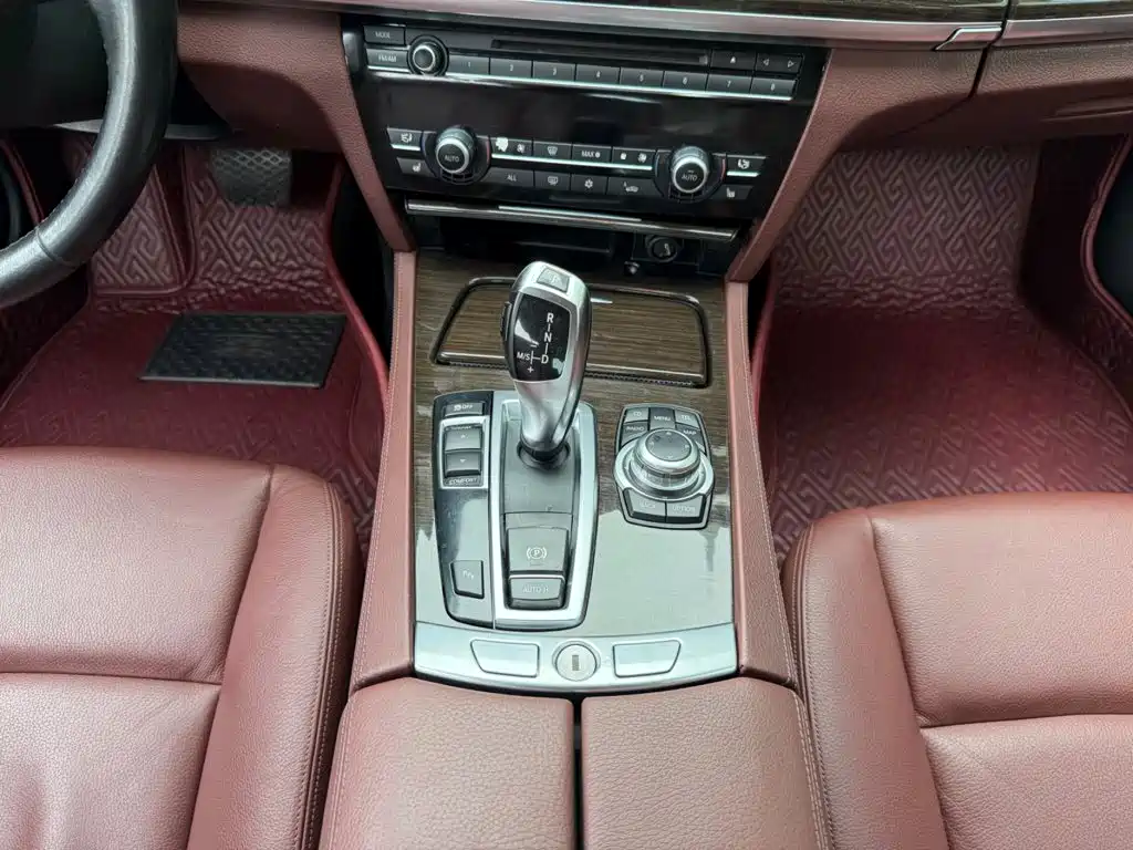 BMW 7 Series — миниатюра 7