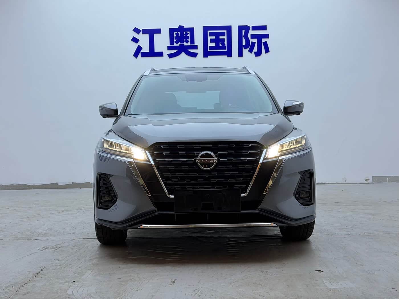 Nissan Kicks 1.5 л 2023 г. Серебристо-серый, пробег 19000 км