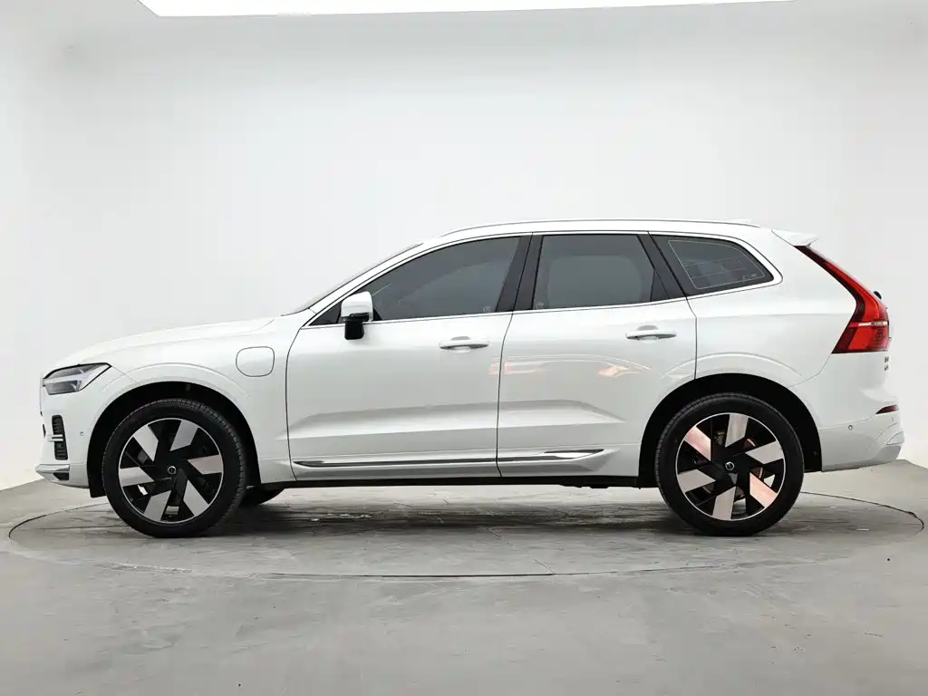 Volvo XC60 PHEV — миниатюра 6