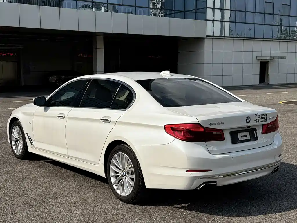 BMW 5 Series — миниатюра 9
