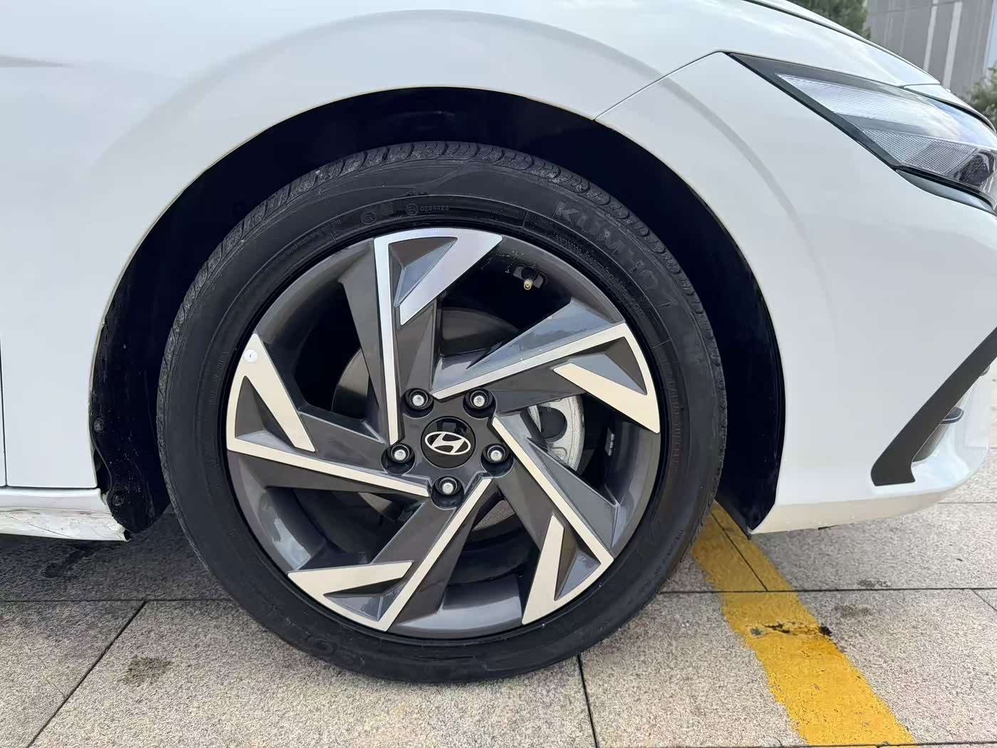 Hyundai Elantra 1.5 л 2024 г. Белый, пробег 20000 км