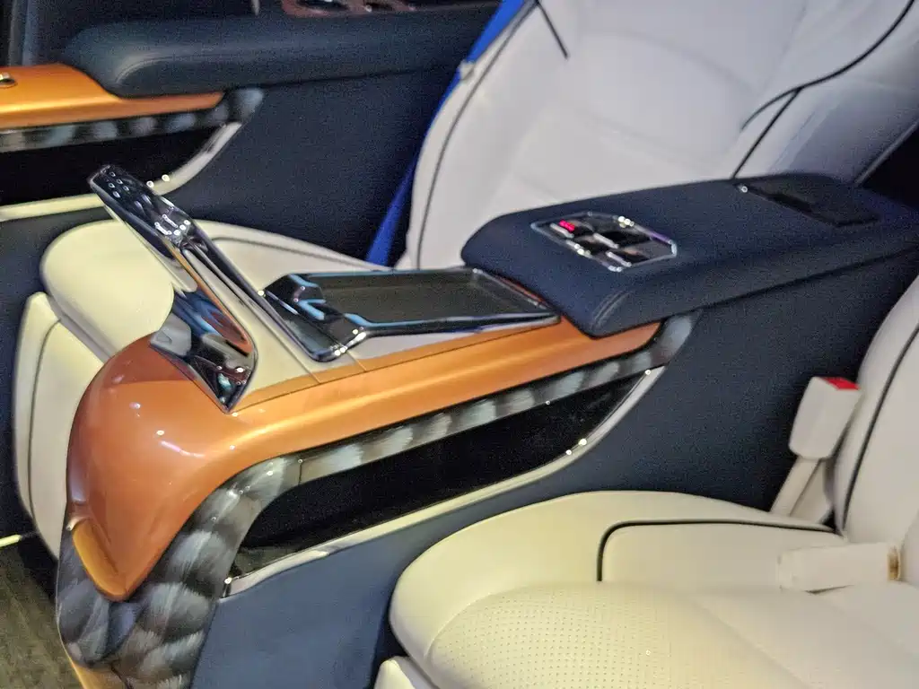 Toyota Alphard — миниатюра 24