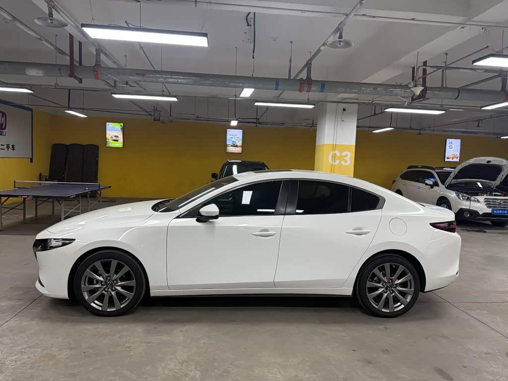 Mazda Mazda3 Axela 2.0 л 2022 г. Белый, пробег 42000 км