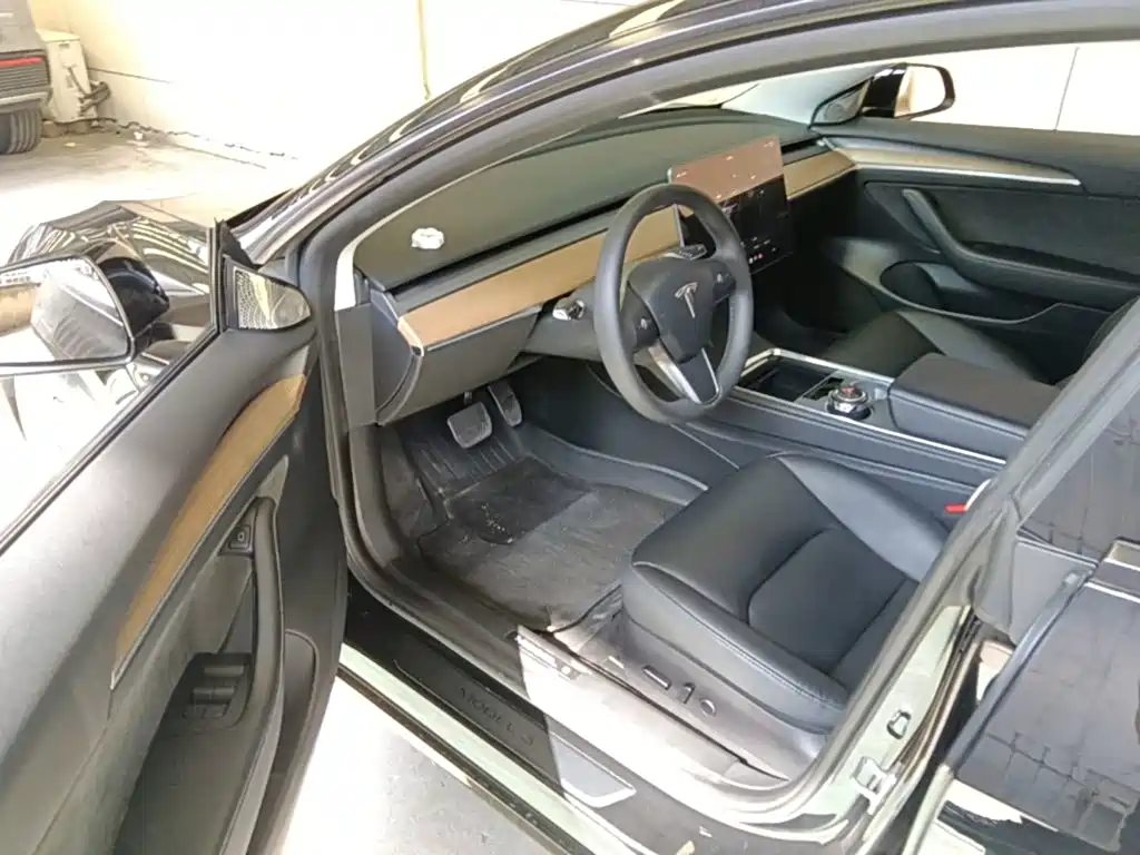 Tesla Model 3 — миниатюра 16