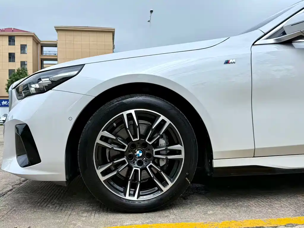 BMW 5 Series — миниатюра 11