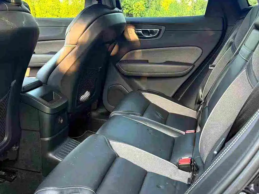 Volvo XC60 PHEV — миниатюра 5