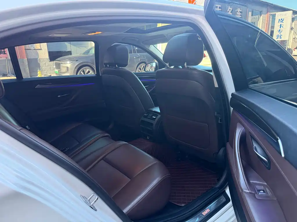 BMW 5 Series — миниатюра 11