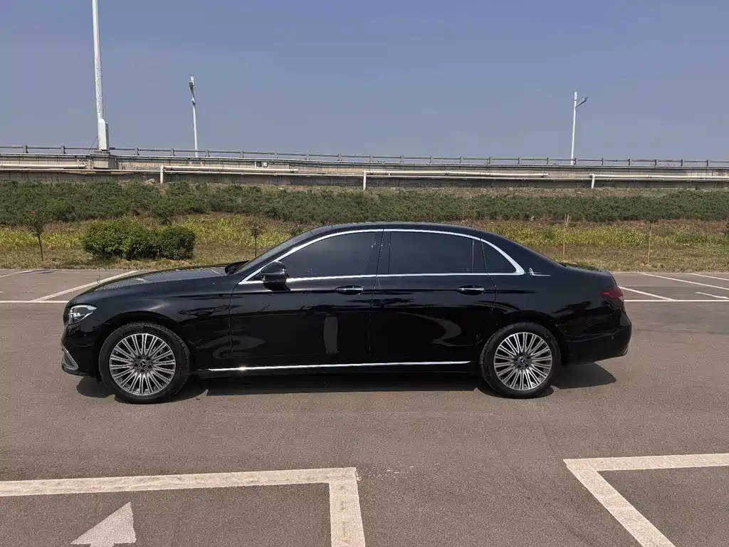 Mercedes-Benz E-Class — миниатюра 7