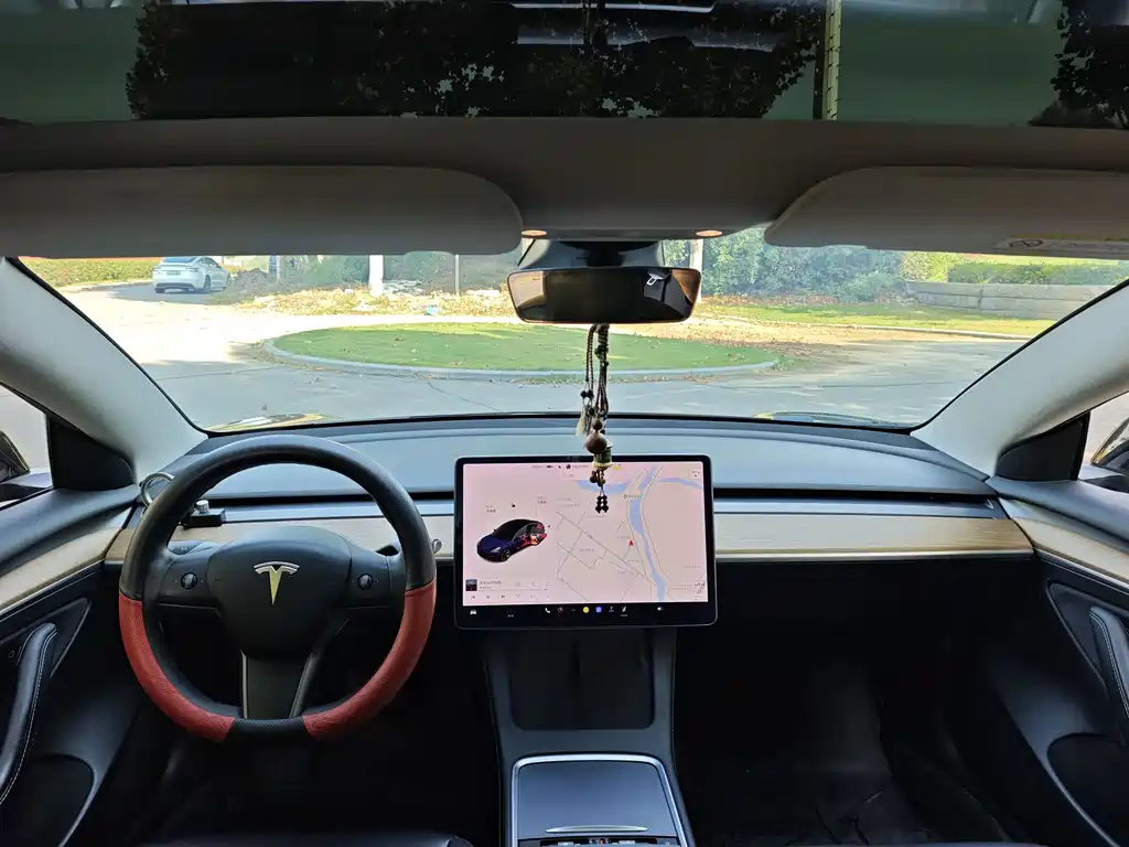 Tesla Model 3 — миниатюра 6