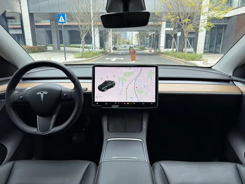 TESLA MODEL Y