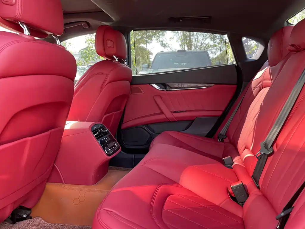 Maserati Quattroporte — миниатюра 9