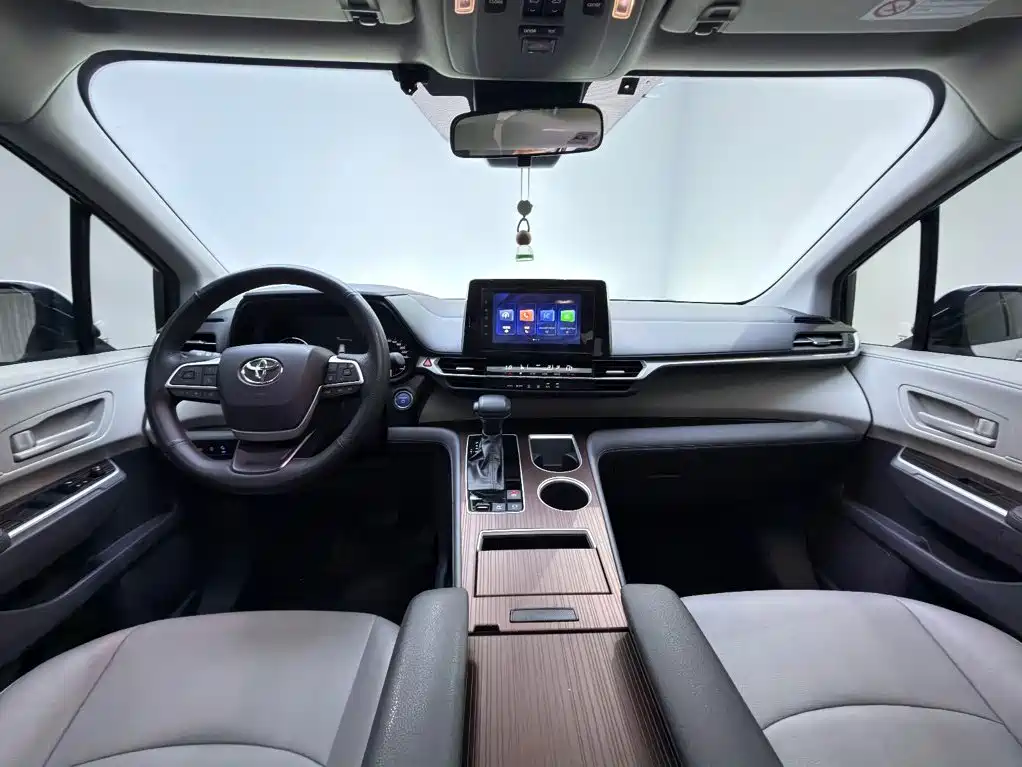 Toyota Granvia — миниатюра 6