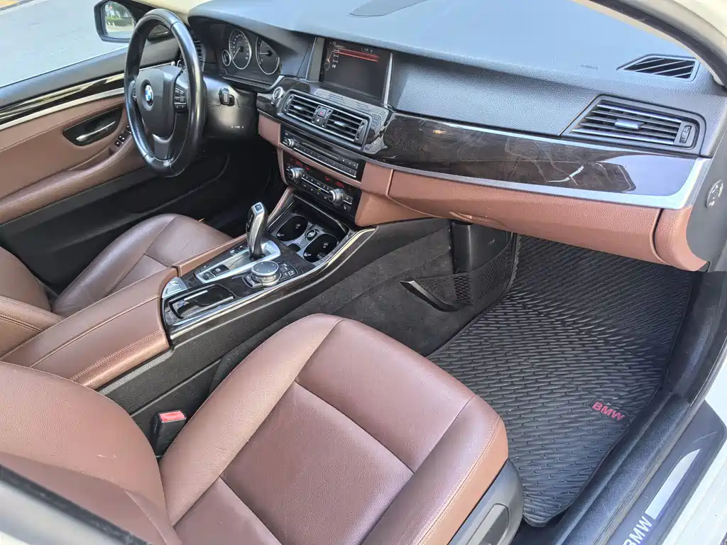 BMW 5 Series — миниатюра 10