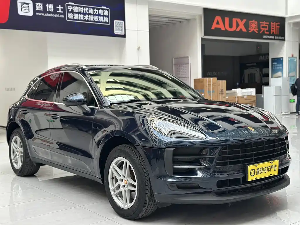 PORSCHE MACAN