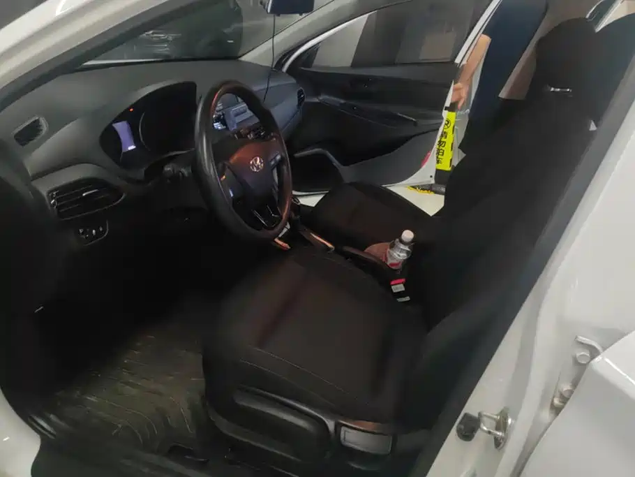 Hyundai Elantra — миниатюра 9