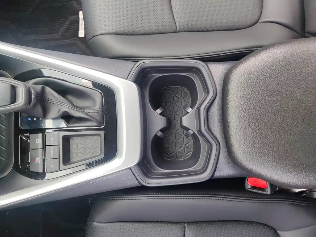 Toyota RAV4 — миниатюра 8
