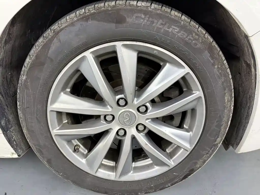 Infiniti Q50 2014 3.7L Comfort