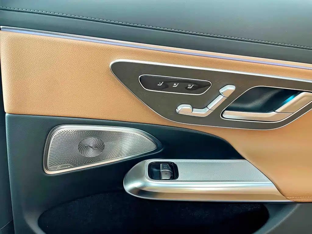 Mercedes-Benz E-Class — миниатюра 11