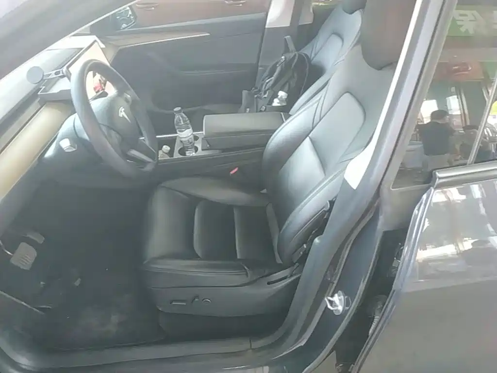 Tesla Model Y — миниатюра 15