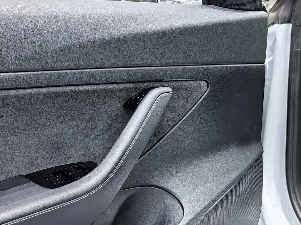 Tesla Model 3 — миниатюра 16