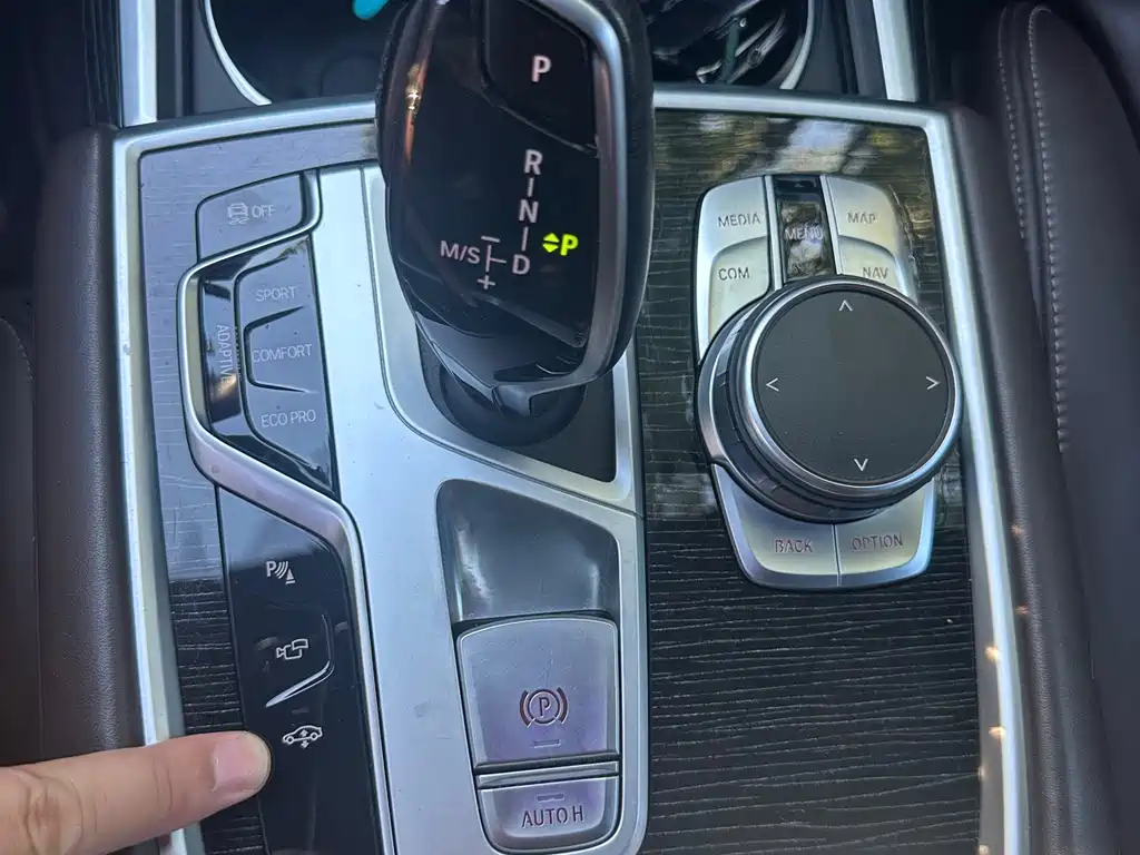 BMW 7 Series — миниатюра 14