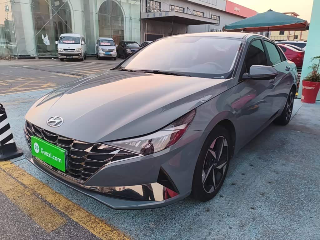 Hyundai Elantra 1.5 л 2022 г. Серебристо-серый, пробег 31800 км