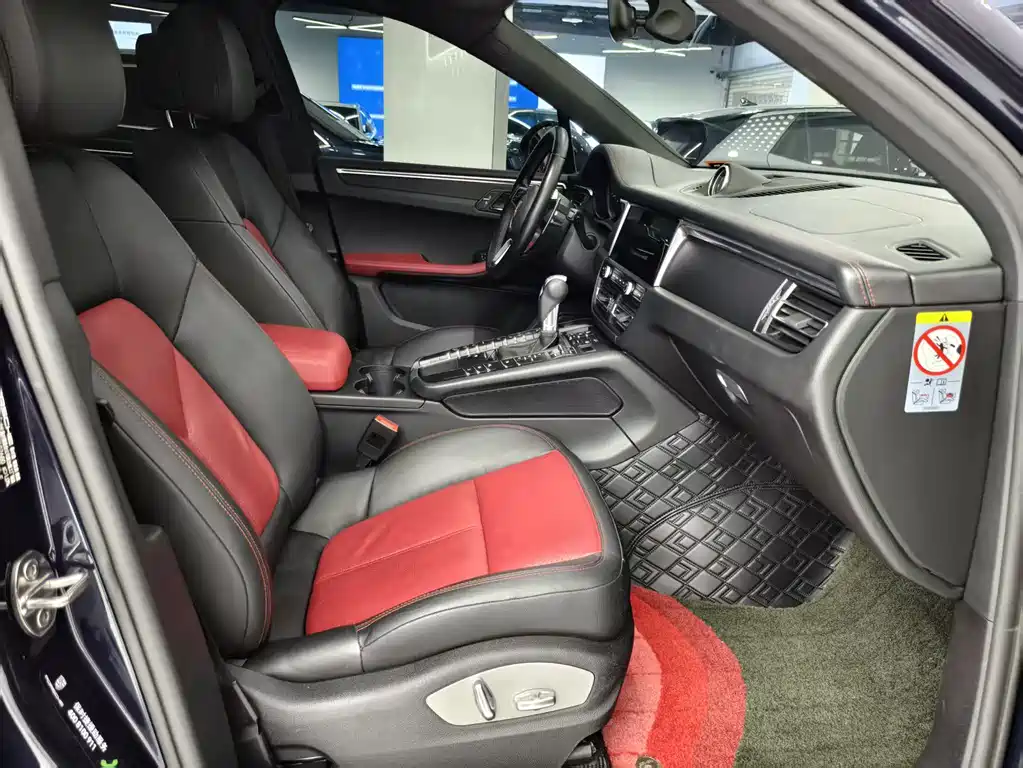 PORSCHE MACAN