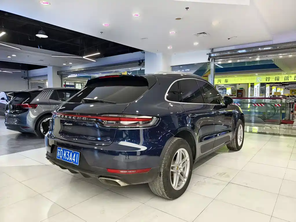 PORSCHE MACAN