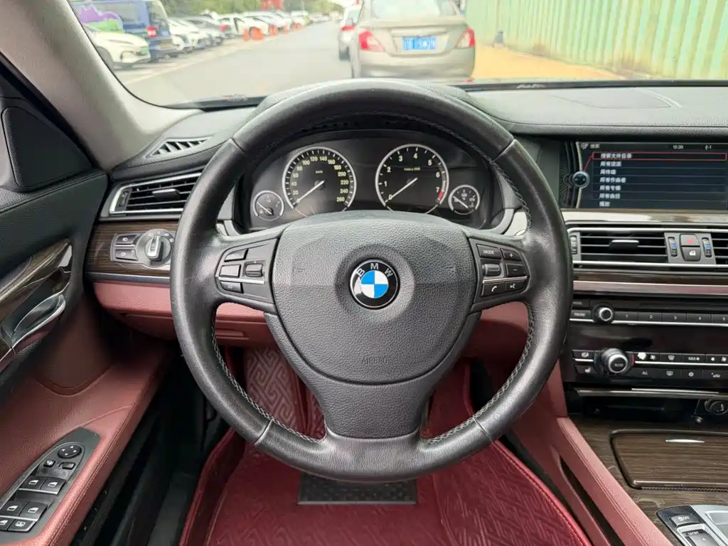 BMW 7 Series — миниатюра 5