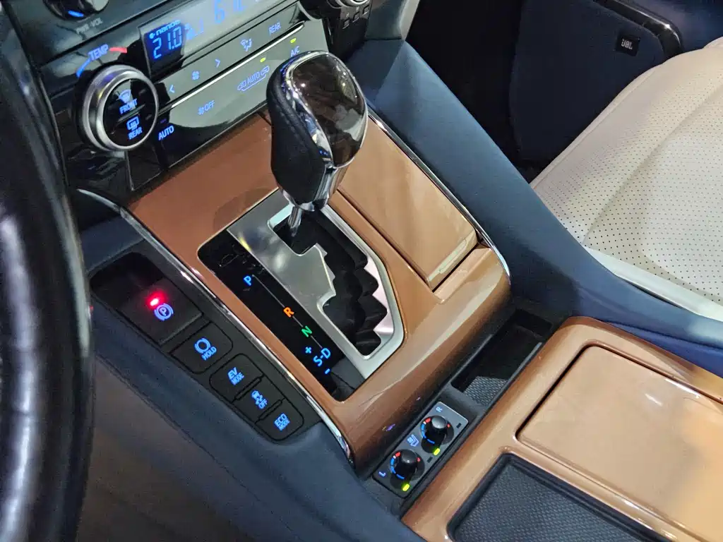 Toyota Alphard — миниатюра 11