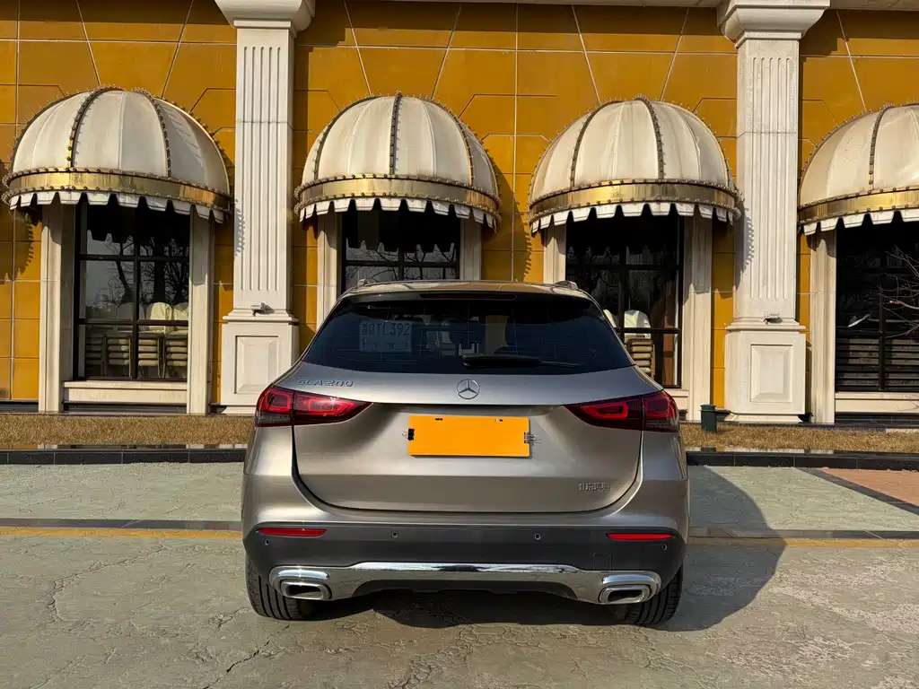 MERCEDES-BENZ GLA