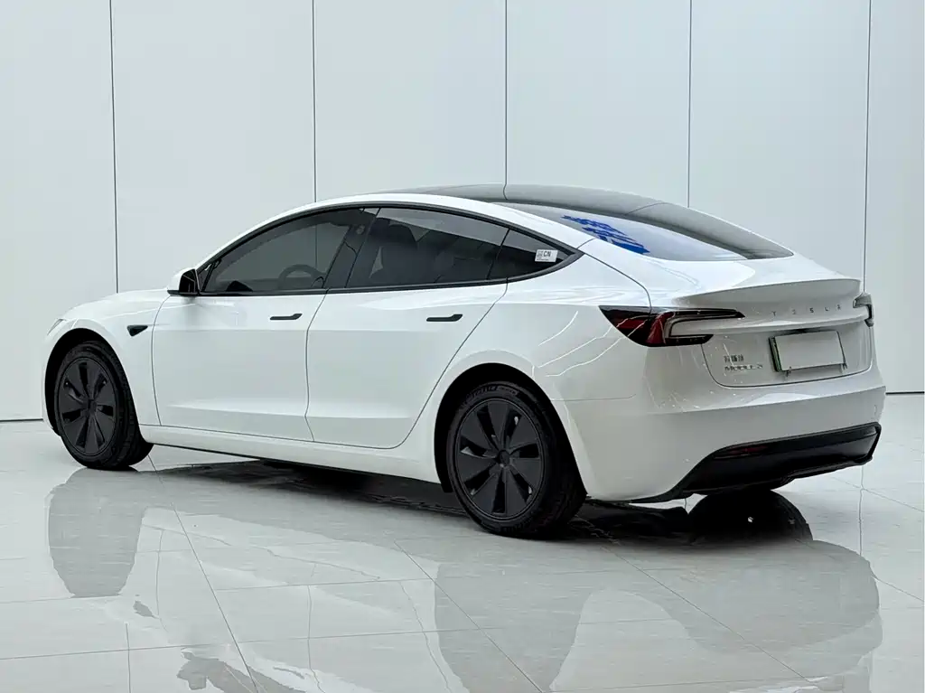 Tesla Model 3 — миниатюра 12