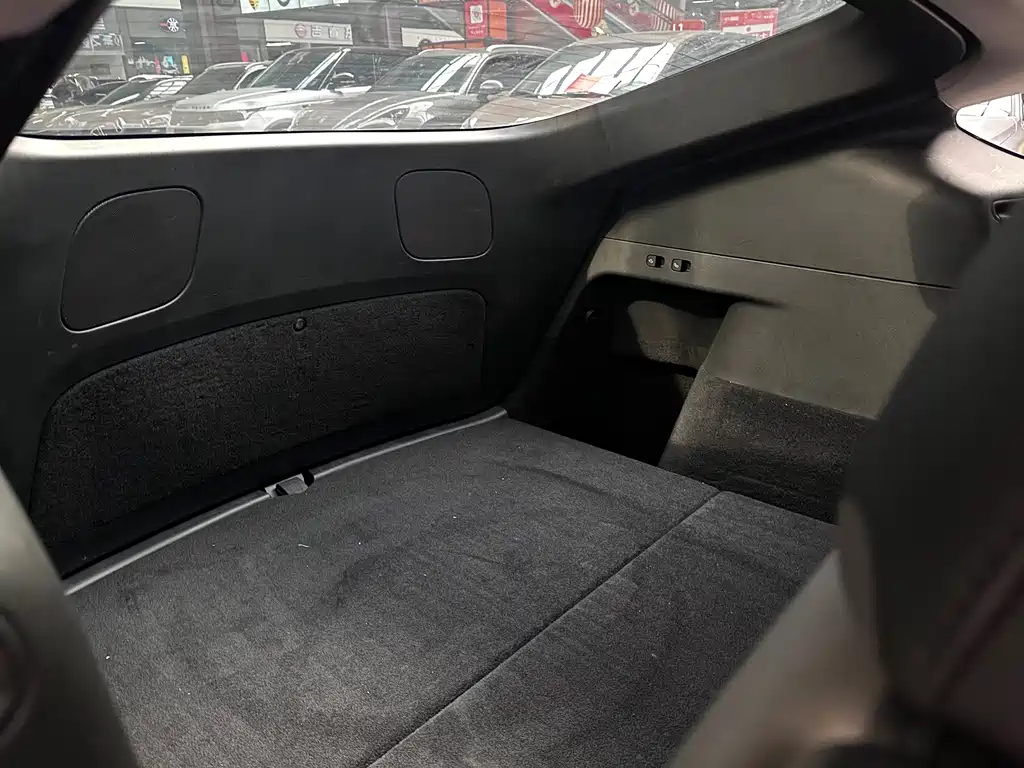 Tesla Model Y — миниатюра 12